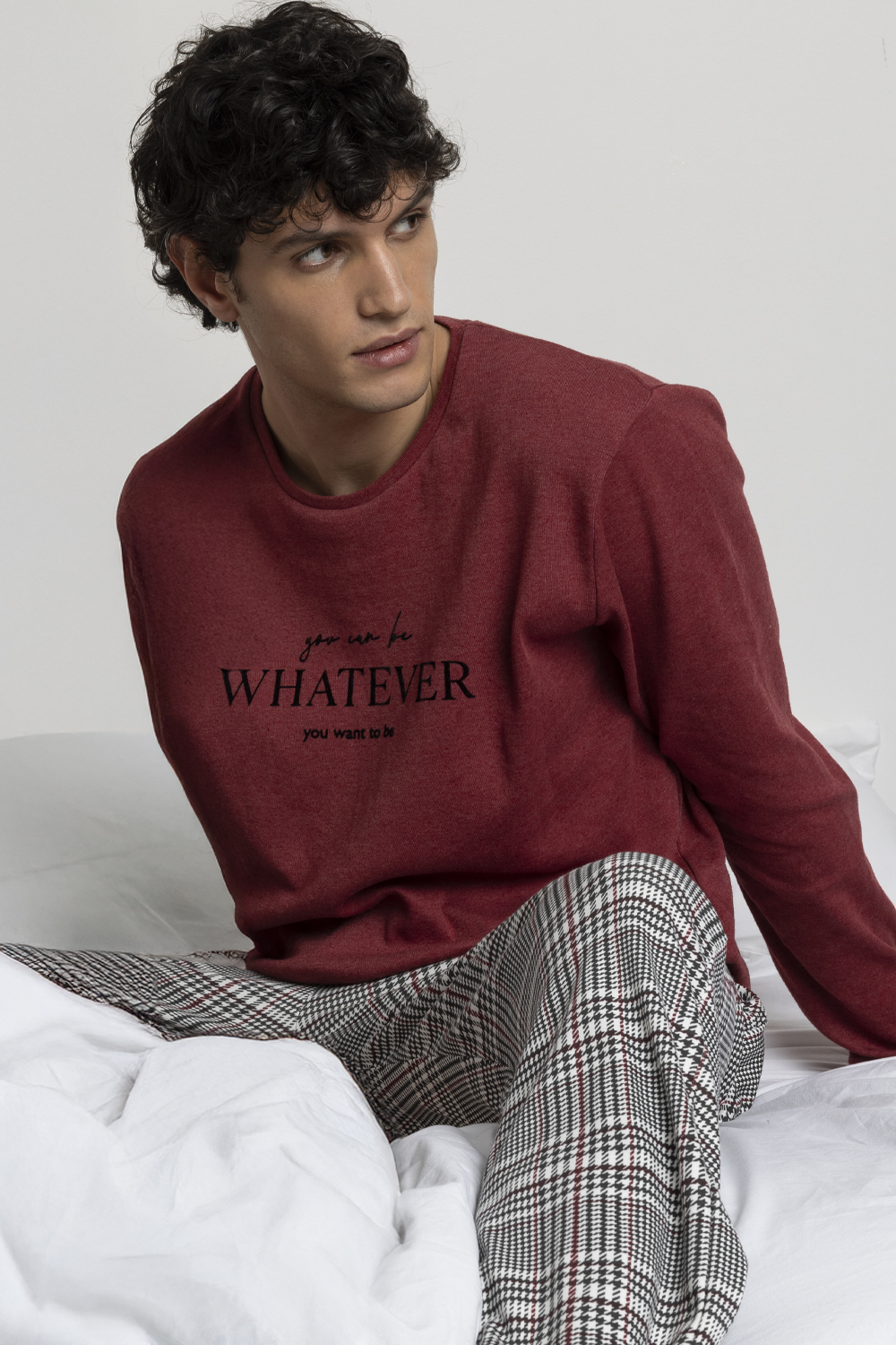 Pijama de Hombre ADMAS “WHATEVER” ❤️ – Camiseta burdeos con mensaje inspirador y pantalón largo de cuadros elegante | Comodidad, estilo y actitud para tus noches de descanso 💤 | Envío en 24 h y GRATIS desde 70 € 🚀 modelo 63763 - Imagen 6