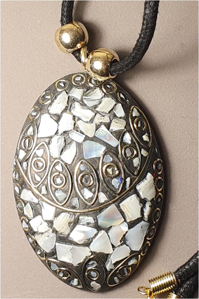 COLGANTE MUJER OVAL BLANCO BRILLO