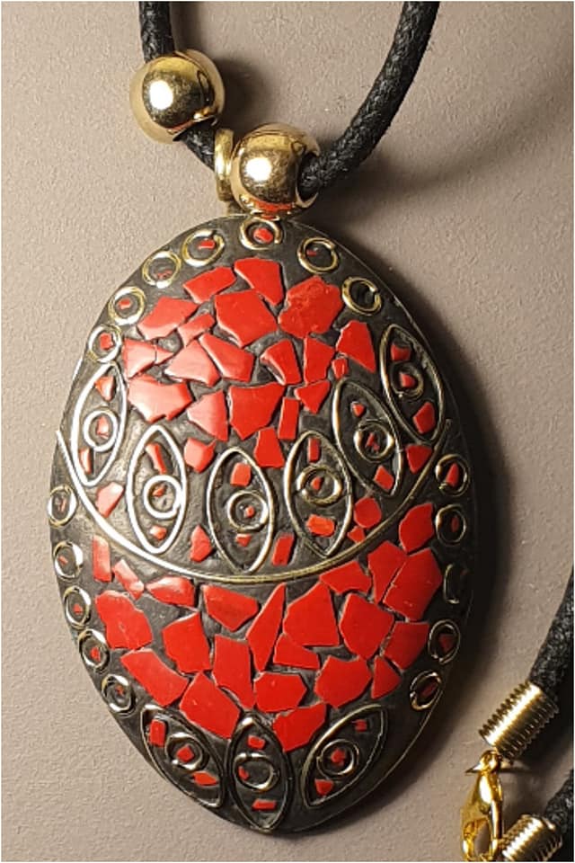 COLGANTE MUJER OVAL ROJO