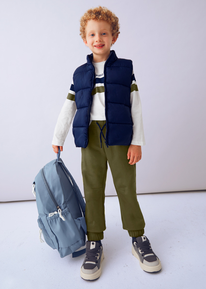 🧥👖 Conjunto Mayoral niño con chaleco modelo 4607 – ¡El look perfecto para pequeños aventureros! 🌟🎒