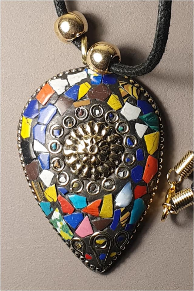 COLGANTE MUJER PICO MULTICOLOR