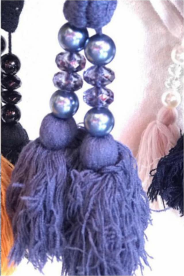 Poncho mujer con borlas