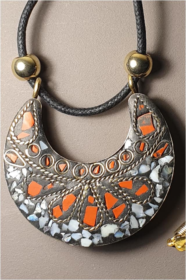 COLGANTE MUJER LUNA MULTICOLOR ROJO BLANCO