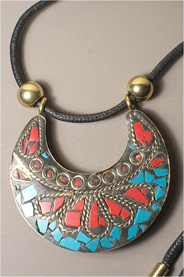 COLGANTE MUJER LUNA MULTICOLOR CORDON