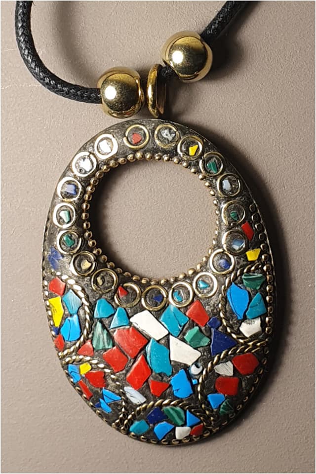 COLGANTE MUJER OVAL CIRCULO MULTICOLOR ROJO