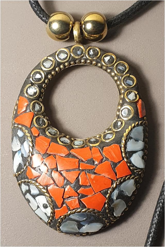 COLGANTE MUJER OVAL CIRCULO ROJO