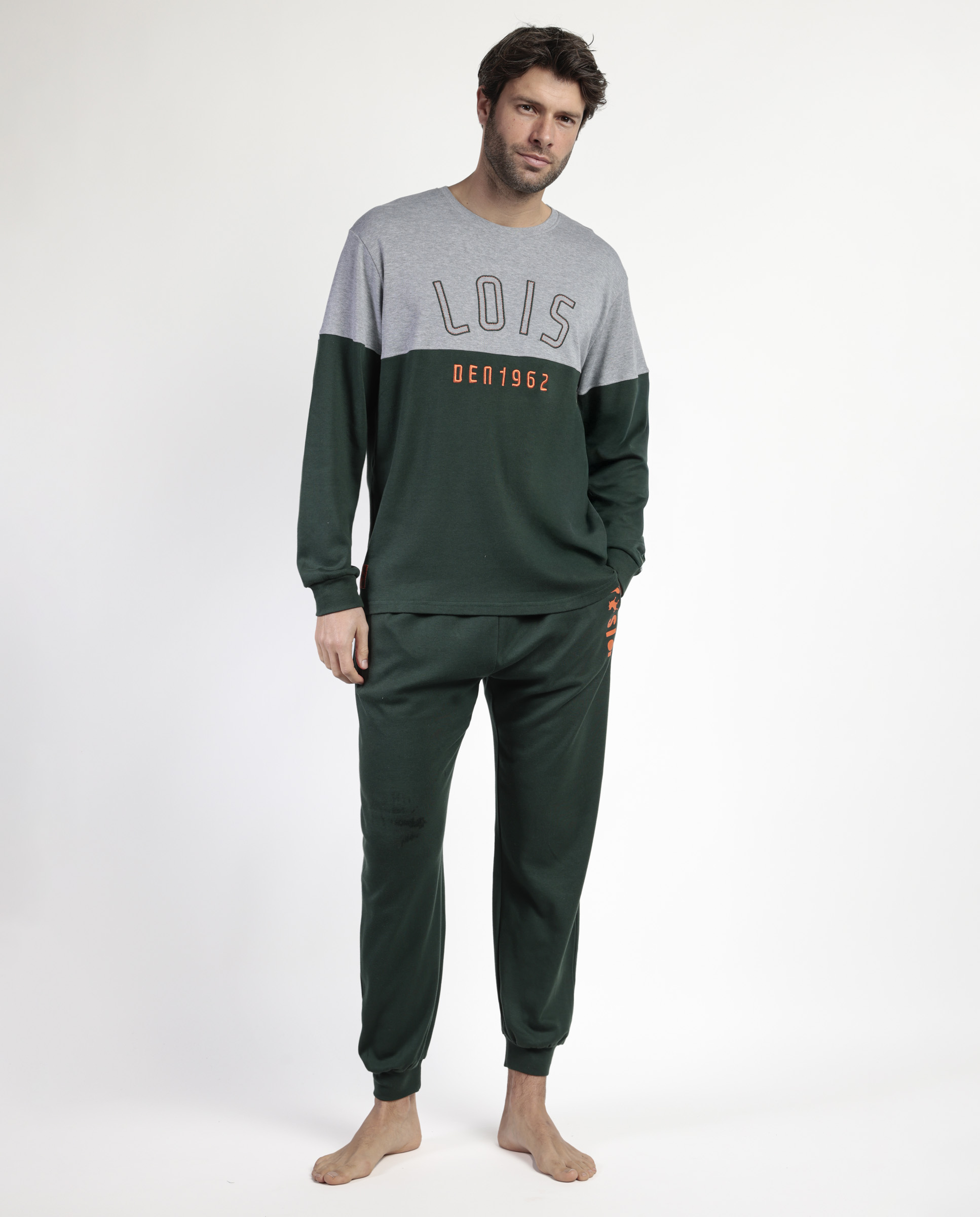 Pijama masculino Lois modelo 63153 – Diseño moderno y exclusivo en verde oscuro y gris, tejido suave, cómodo y duradero, perfecto para el descanso diario con estilo auténtico