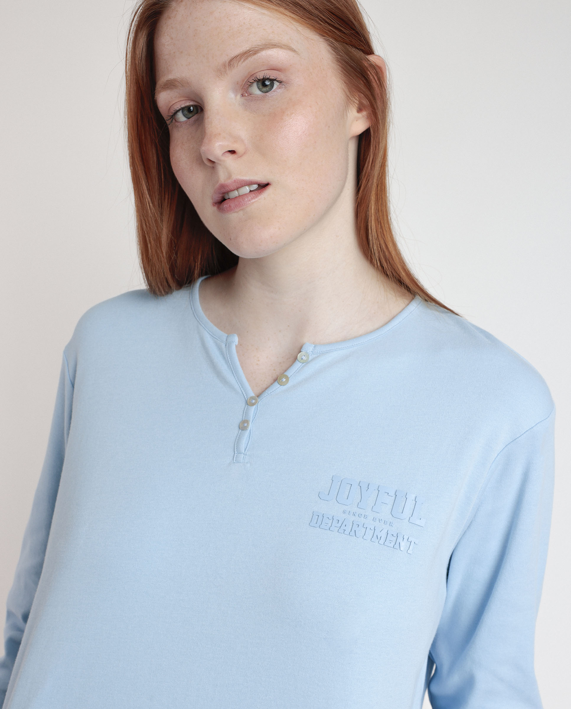 «Pijama de Mujer Admas: Conjunto de Camiseta de Manga Larga en Azul Celeste con Detalle de Logo y Pantalón Estampado en Cuadros Beige y Azul, Cómodo y Elegante para Noches de Descanso y Relajación, Disponible en Tallas M, L y XL, Envíos Rápidos y Gratuitos en Compras Superiores a 70€» modelo 63624