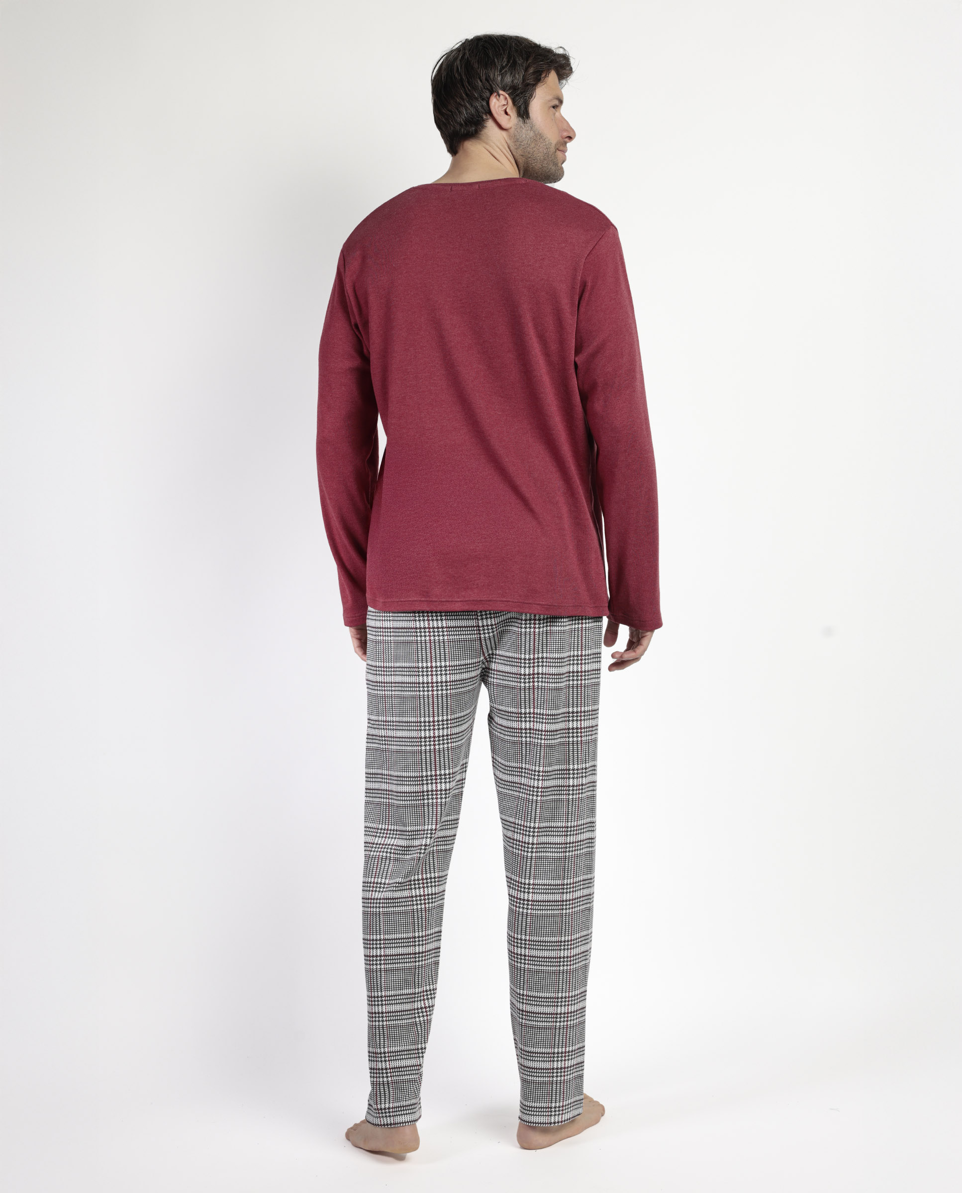 Pijama de Hombre ADMAS “WHATEVER” ❤️ – Camiseta burdeos con mensaje inspirador y pantalón largo de cuadros elegante | Comodidad, estilo y actitud para tus noches de descanso 💤 | Envío en 24 h y GRATIS desde 70 € 🚀 modelo 63763 - Imagen 4