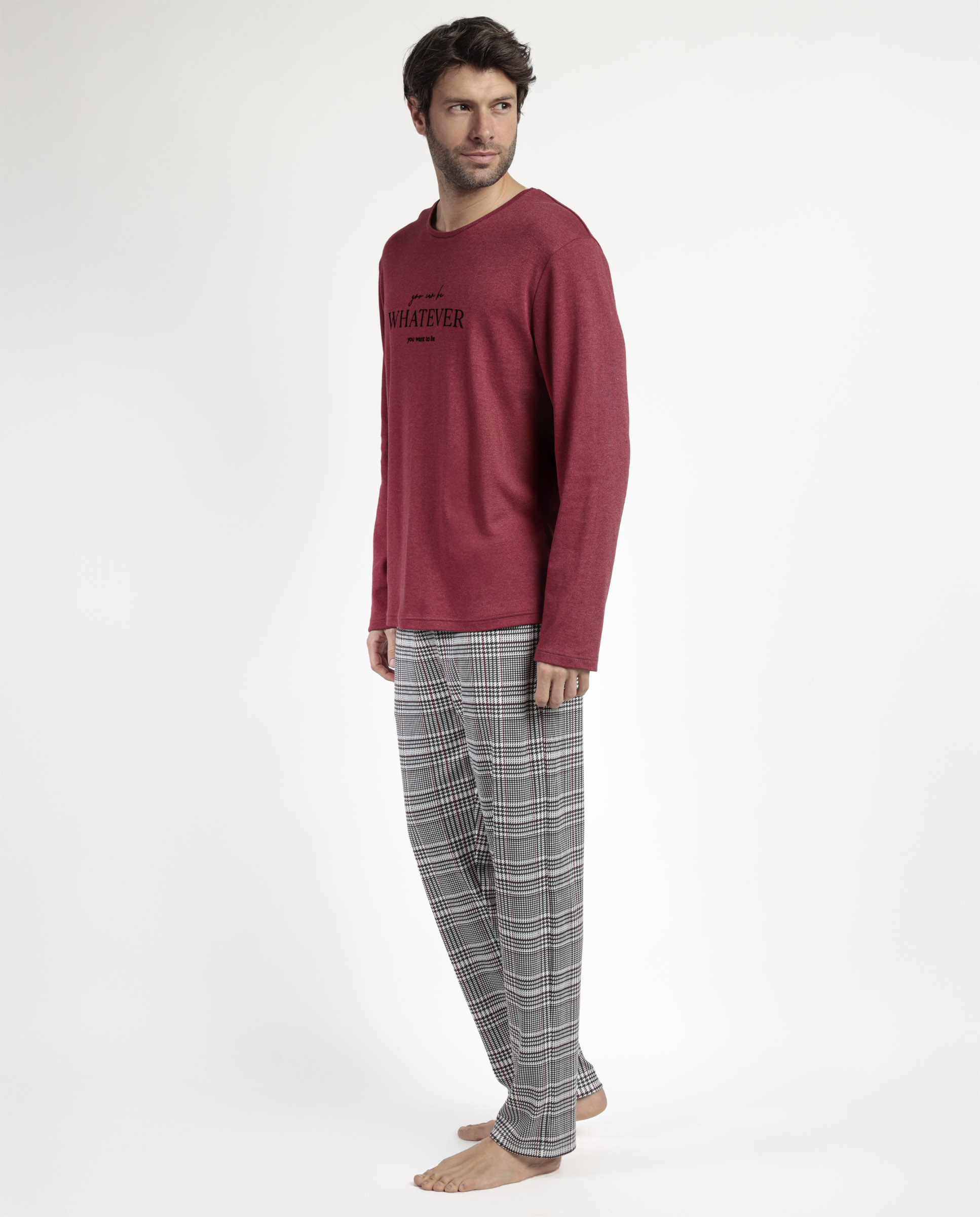 Pijama de Hombre ADMAS “WHATEVER” ❤️ – Camiseta burdeos con mensaje inspirador y pantalón largo de cuadros elegante | Comodidad, estilo y actitud para tus noches de descanso 💤 | Envío en 24 h y GRATIS desde 70 € 🚀 modelo 63763