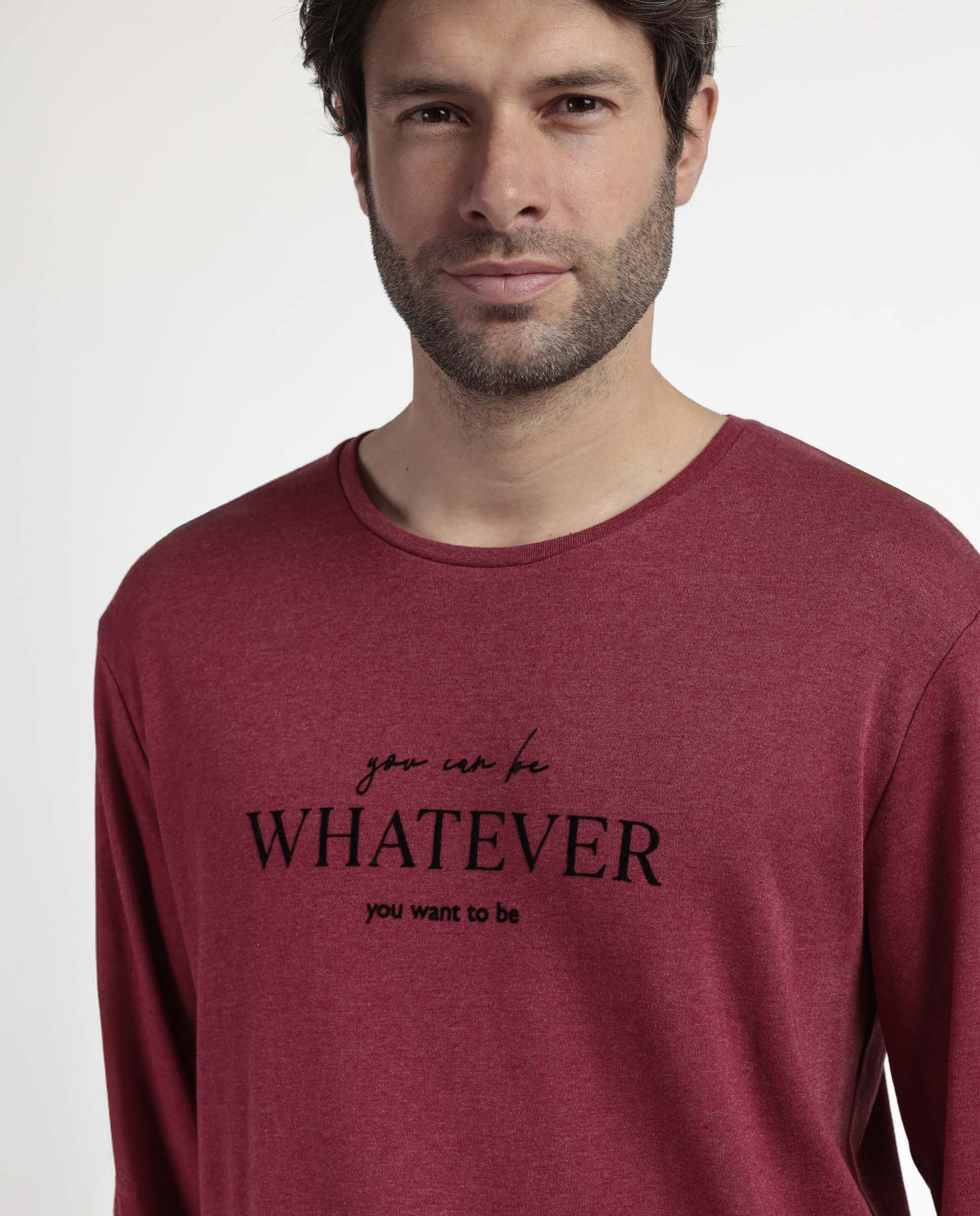 Pijama de Hombre ADMAS “WHATEVER” ❤️ – Camiseta burdeos con mensaje inspirador y pantalón largo de cuadros elegante | Comodidad, estilo y actitud para tus noches de descanso 💤 | Envío en 24 h y GRATIS desde 70 € 🚀 modelo 63763