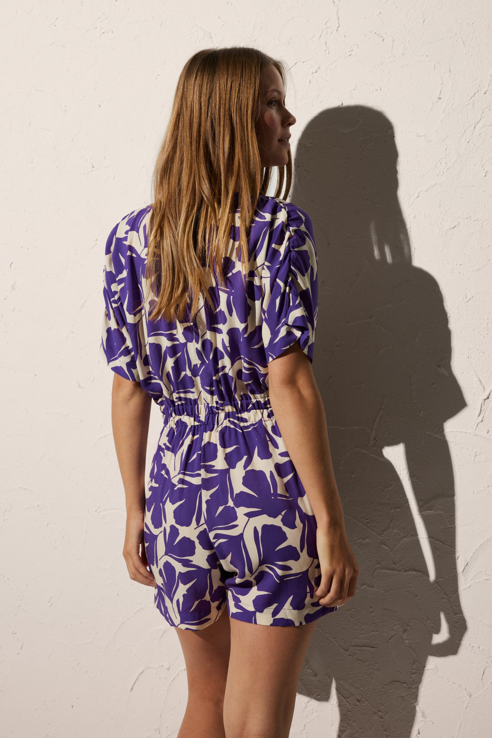 💜 Mono Corto “Violet Bloom” de Ysabel Mora | Estilo Natural con Toque Salvaje para Mujeres Radiantes modelo 86068