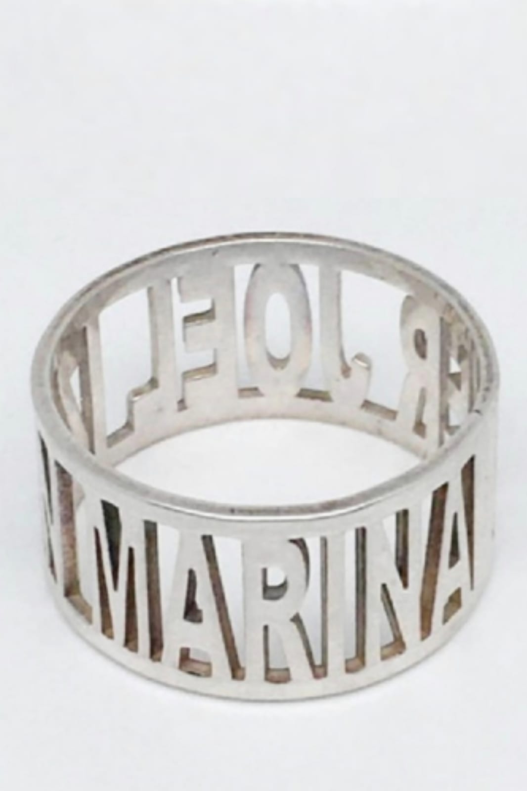 Anillo nombres troquelados de plata de ley