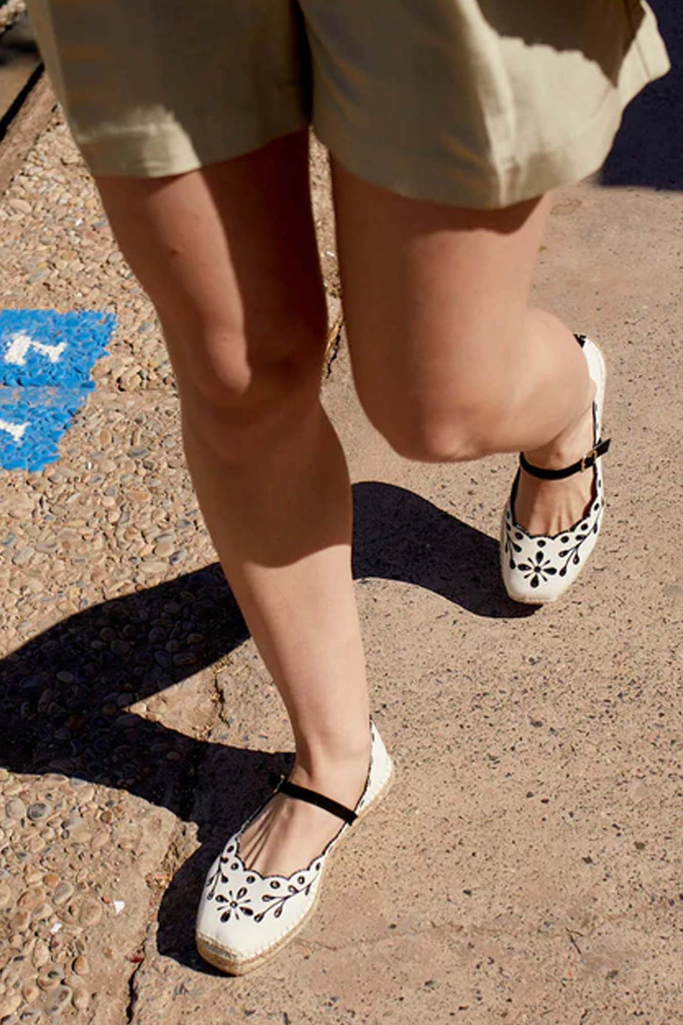 Alpargata plana de lona CAMPANILLA BORDADA NEGRO