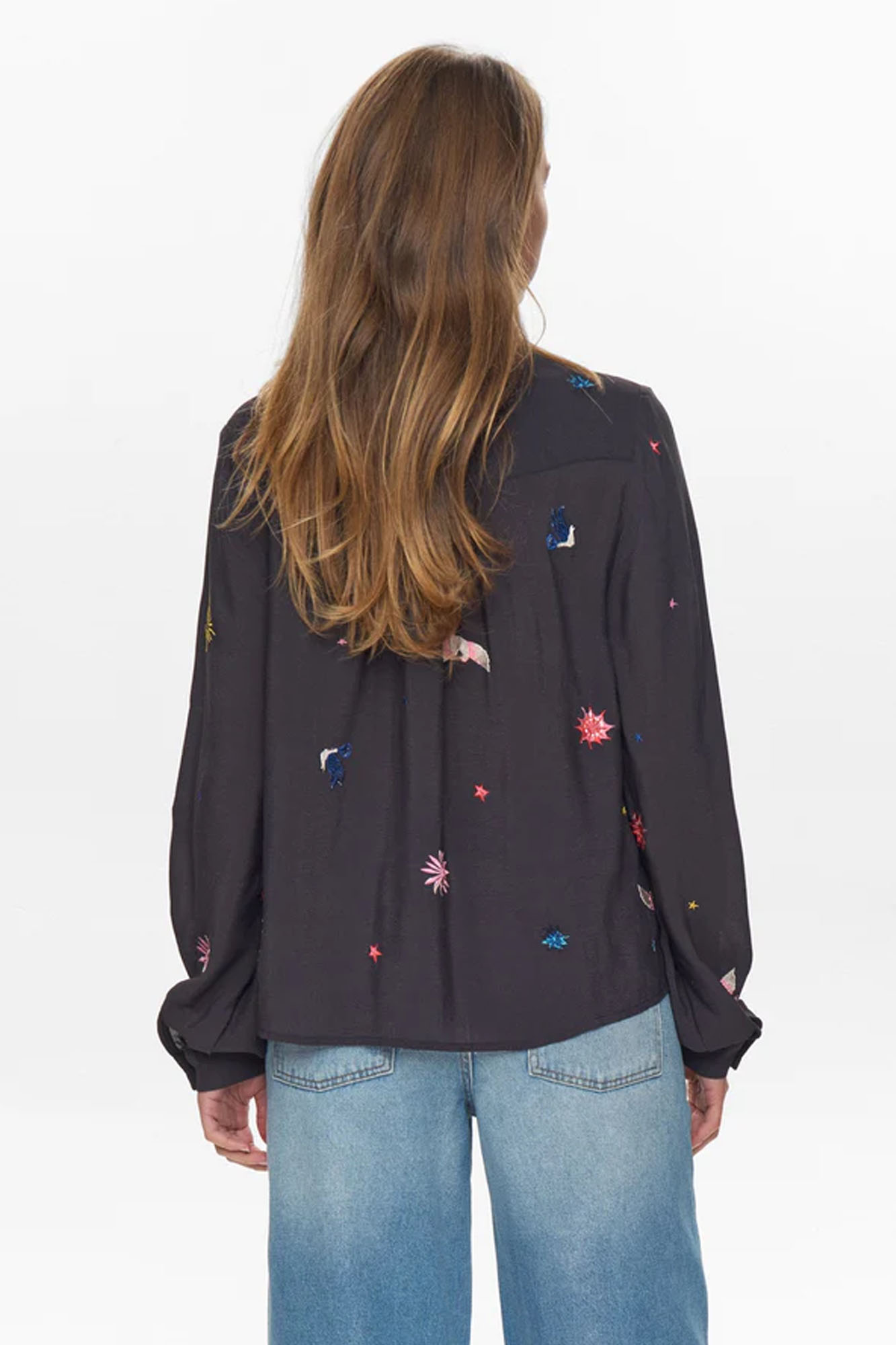 Camisa con bordados NUTEKNA