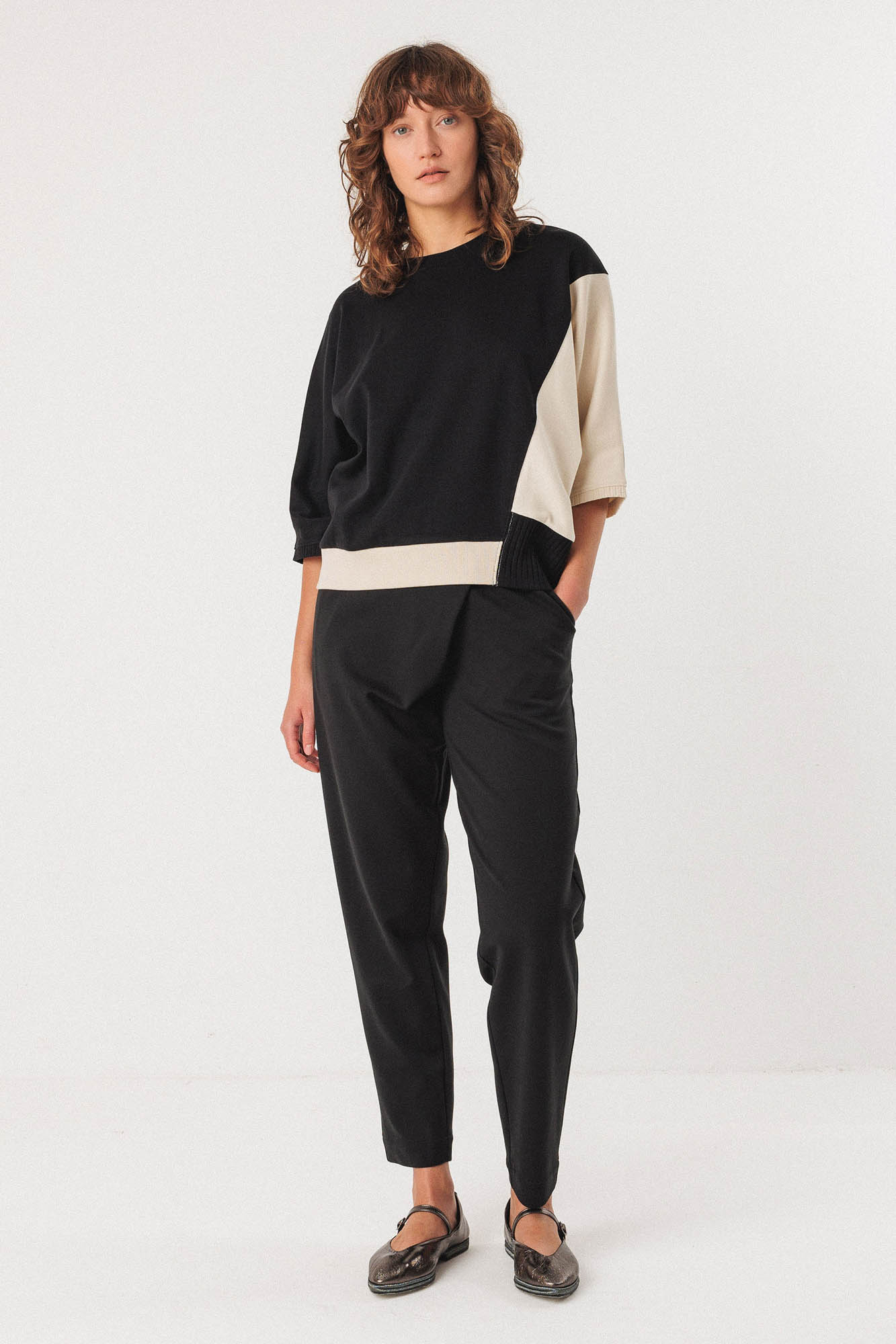 Camiseta negro y crudo ALORIA GOTS