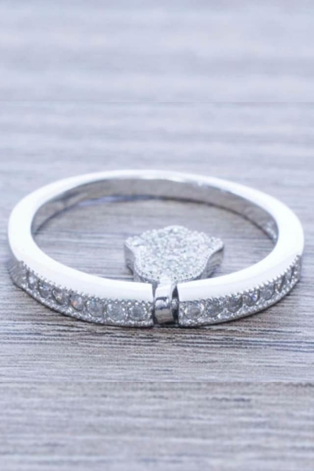 ANILLO CON COLGANTE MANO