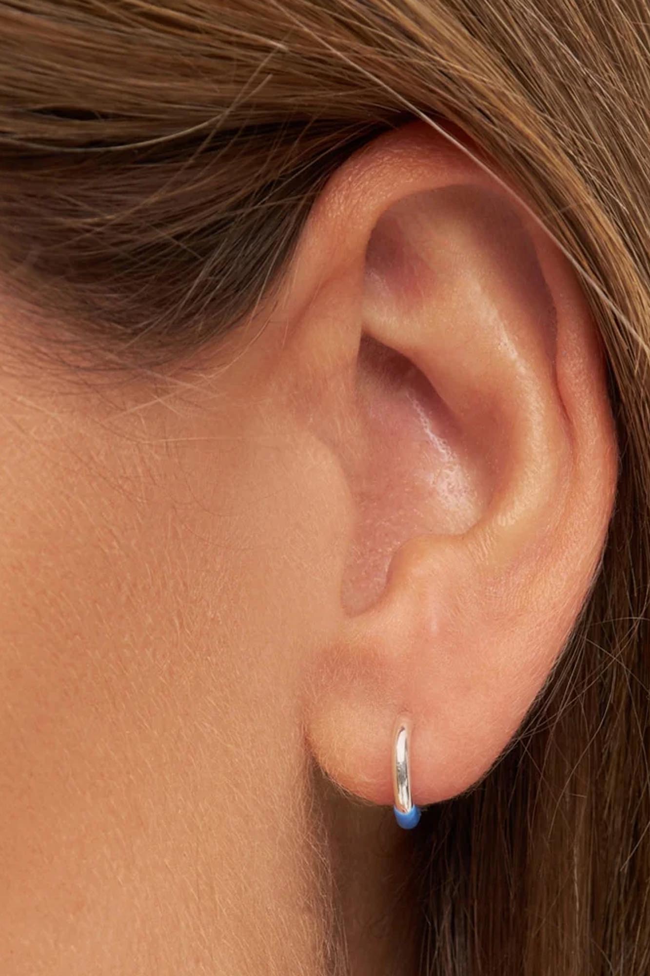 Pendiente aro bañado en plata 1 pieza HALF BLUE