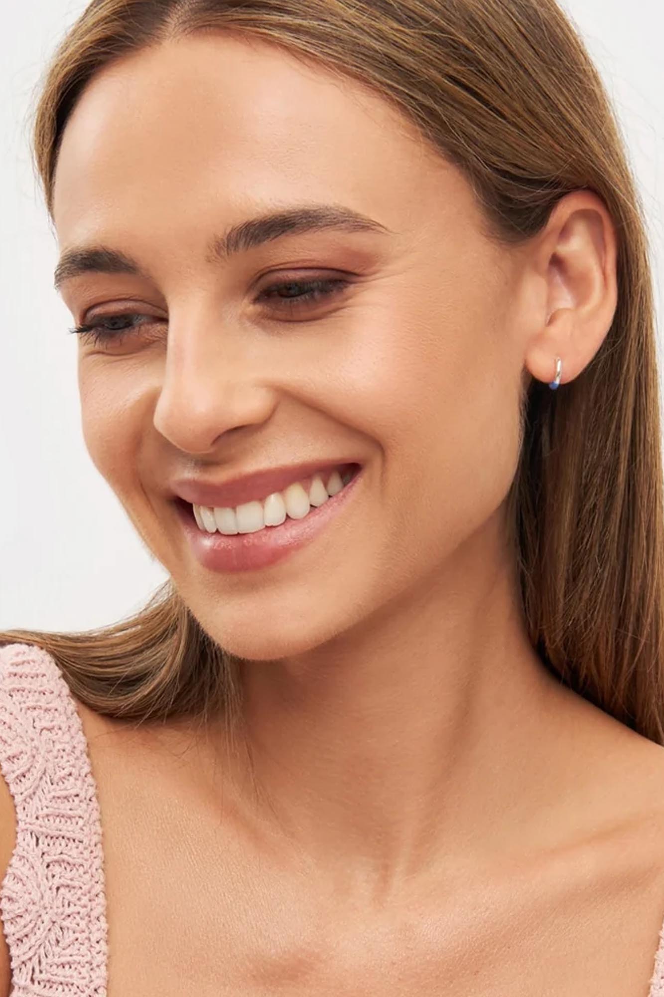 Pendiente aro bañado en plata 1 pieza HALF BLUE - Imagen 3