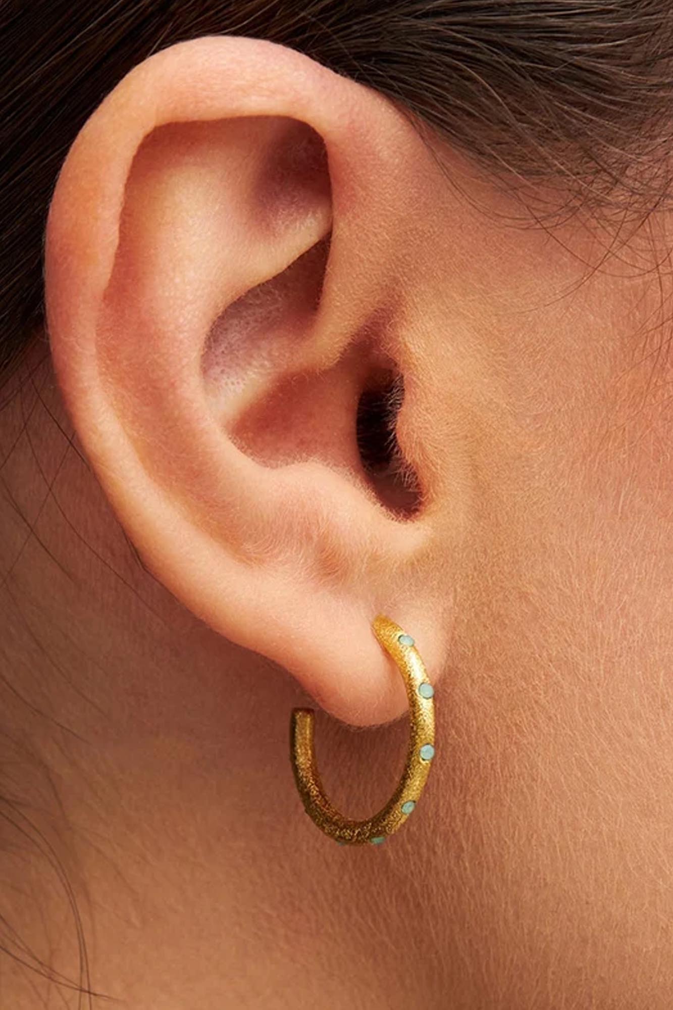 Aros medianos OMG LIGHT GREEN chapados en oro