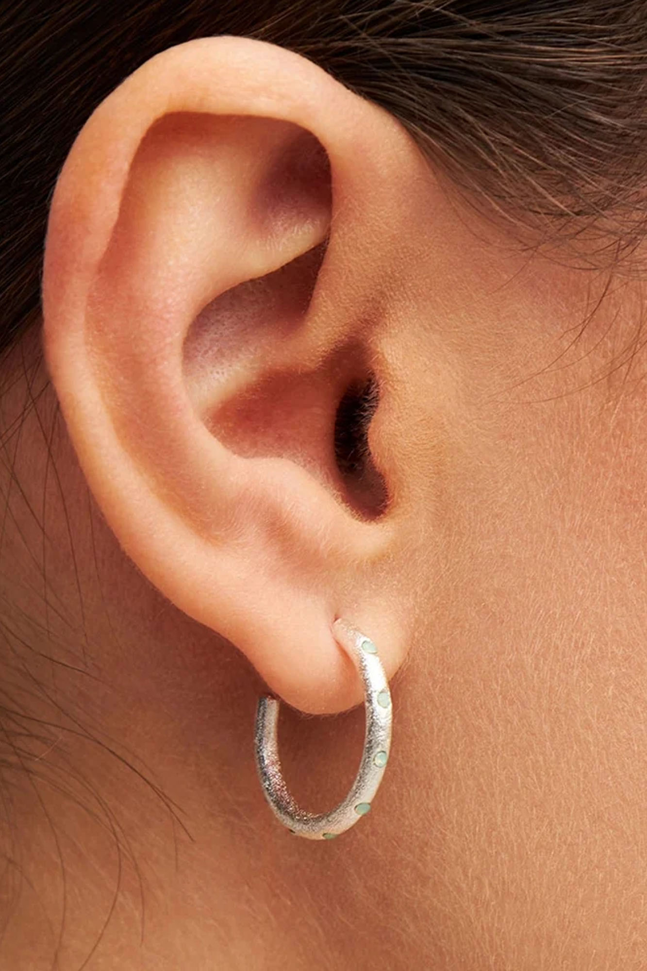 Aros medianos OMG LIGHT GREEN bañados en plata