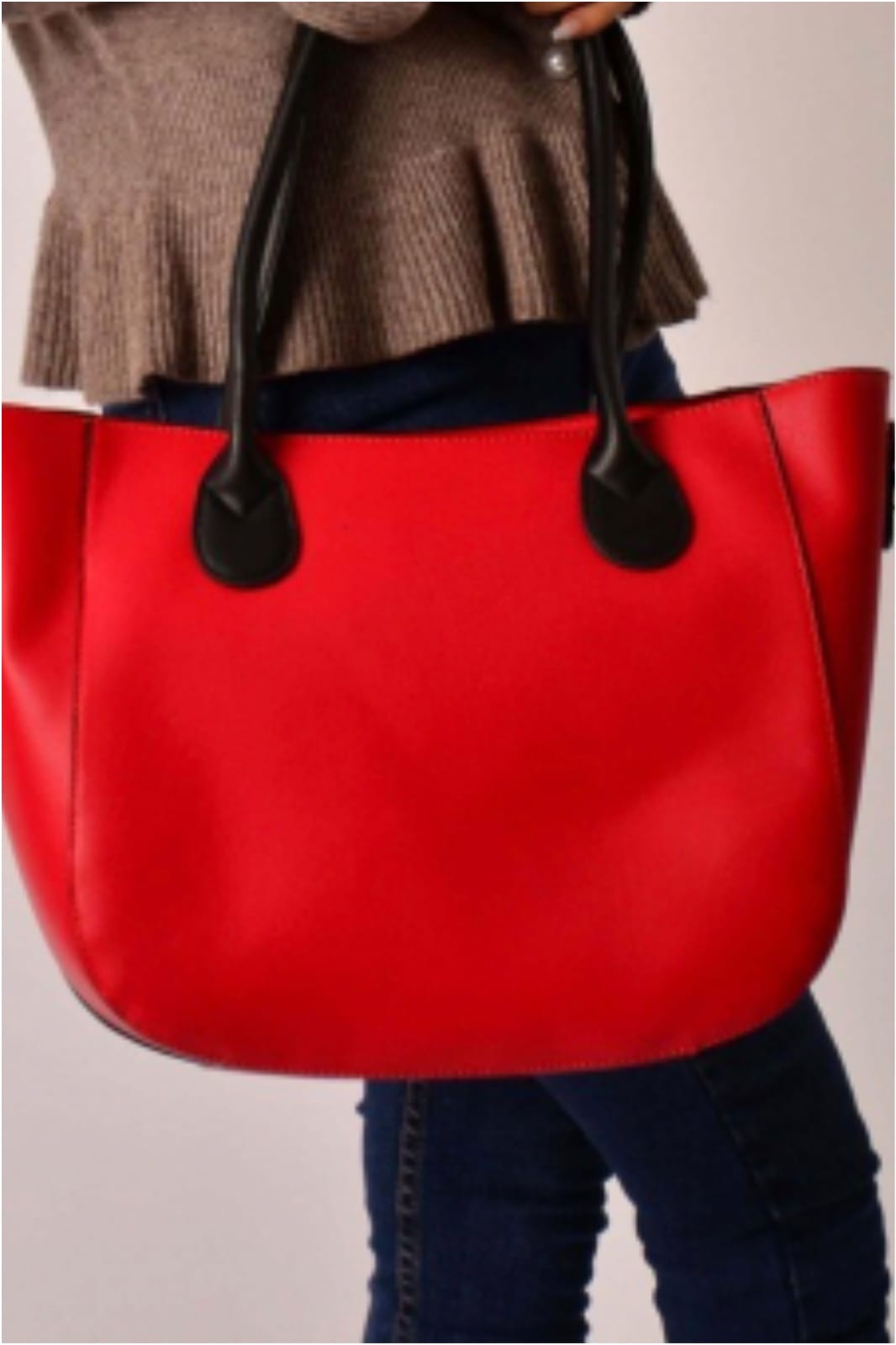 Bolso armado con asas de color negro