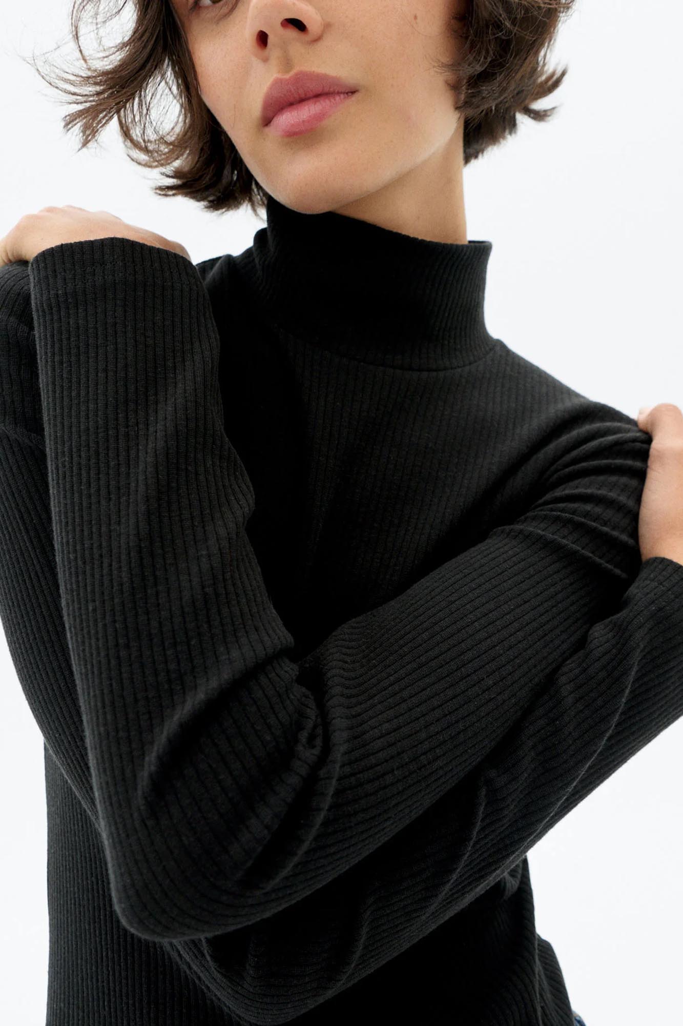 Top de cuello alto negro HEMP AINE