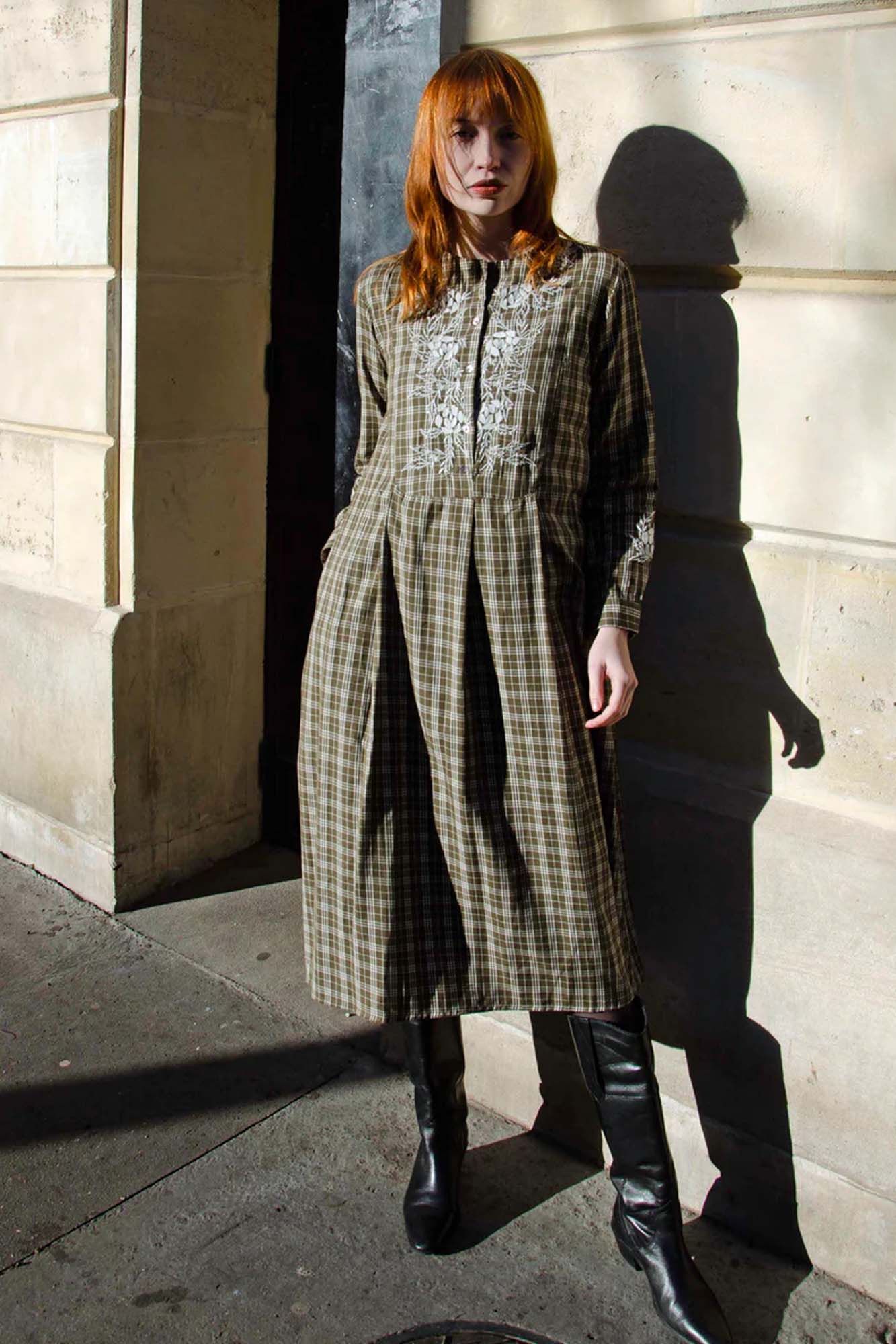 Vestido bordado de algodón FLORA CAQUI