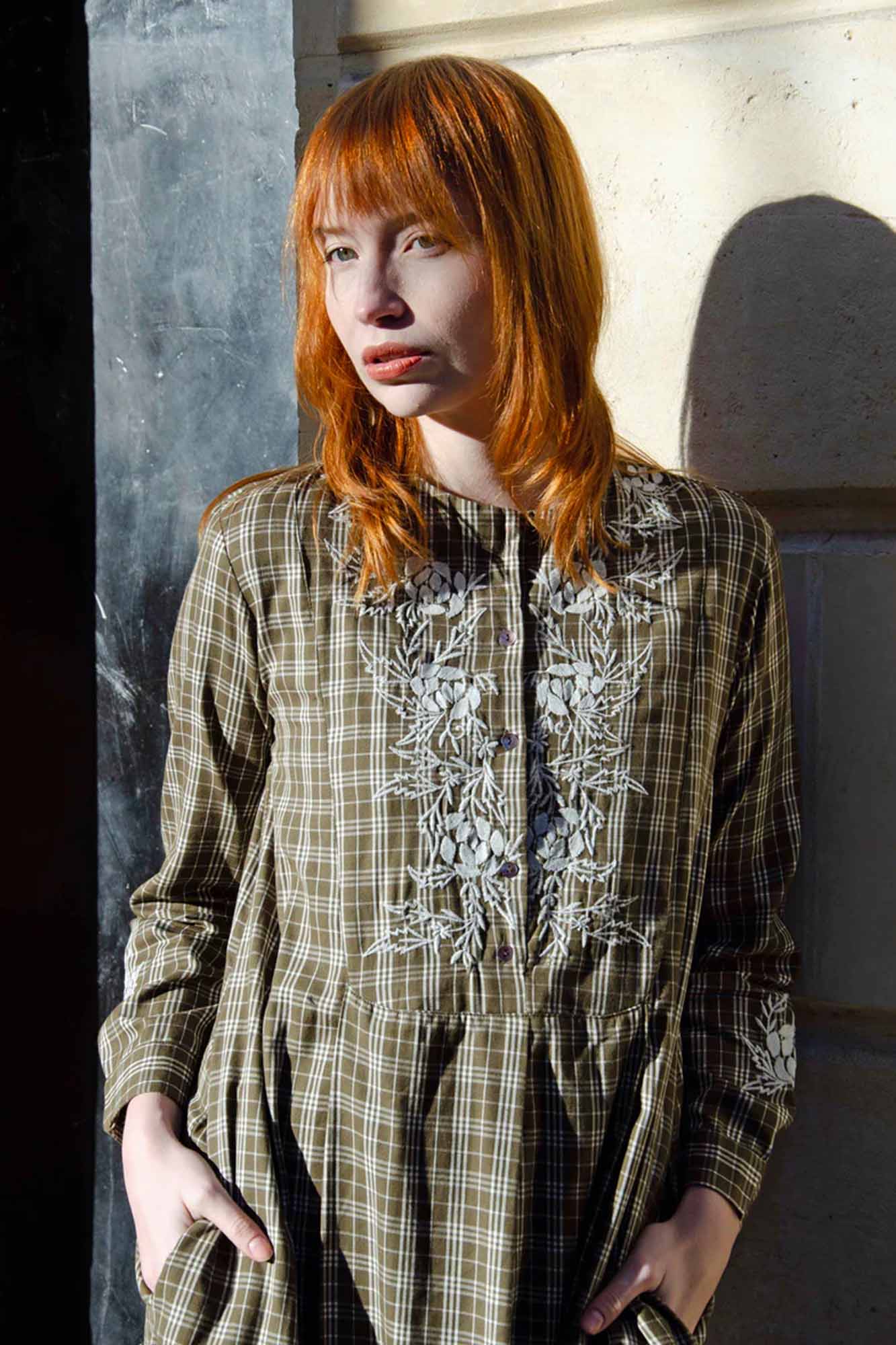 Vestido bordado de algodón FLORA CAQUI - Imagen 3