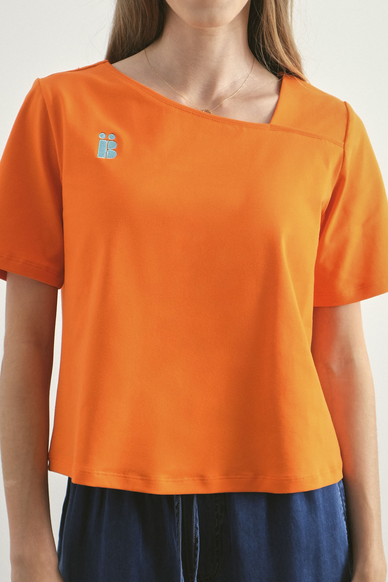 Camiseta con escote asimétrico PAPAIA