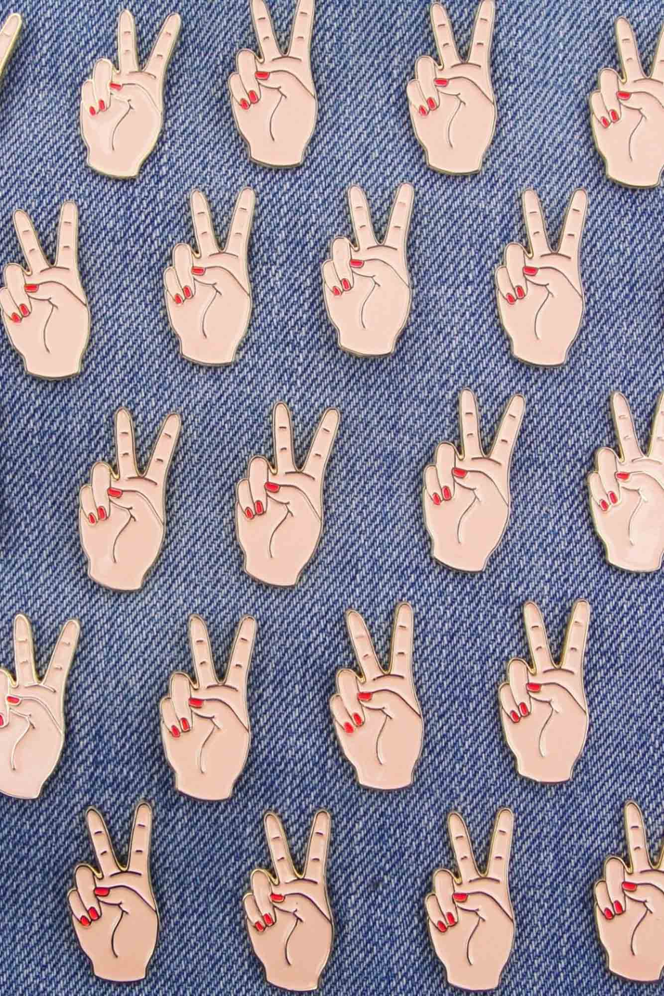 Pin de esmalte PEACE OUT - Imagen 3